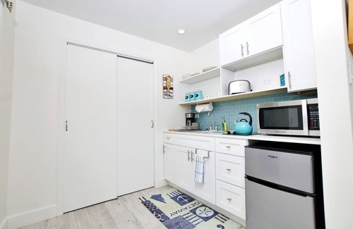 Colliers Bay Condo | The Sunrise Oceanfront Studio Cottage in East End