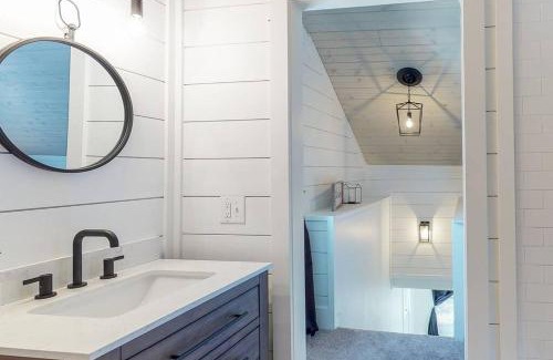 Canal Fulton House | The Towpath Retreat-A Cozy Farmhouse Stay