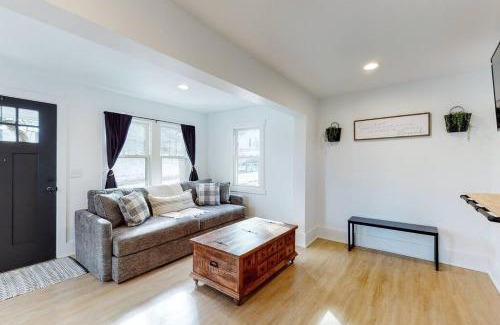 Canal Fulton House | The Towpath Retreat-A Cozy Farmhouse Stay