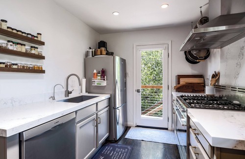 San Rafael House | The Treehouse 2 bedroom, hot tub, quiet cul-de-sac, bay views, lots of light