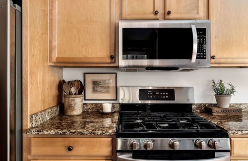 Lancaster House | The Treehouse Cabin Mins to Center Hill Marina Caney Fork River Edgar Evins Park