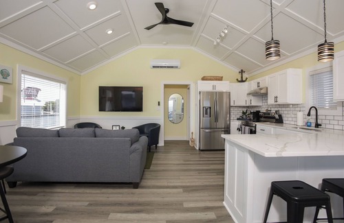 Downtown Boat Rental | The View! Hidden Gem! Pristine! Quiet Retreat! Charming! Go fish! Dock a boat!