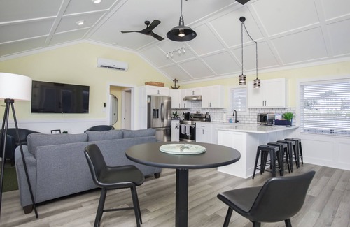 Downtown Boat Rental | The View! Hidden Gem! Pristine! Quiet Retreat! Charming! Go fish! Dock a boat!