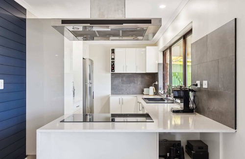 McCracken House | The Views Beach House, Pet friendly, WiFi