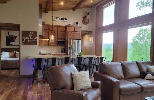 Equality Cabin | THE VIEWS! Minutes from Garden of the Gods, Shawnee with Highland cows & a pool!