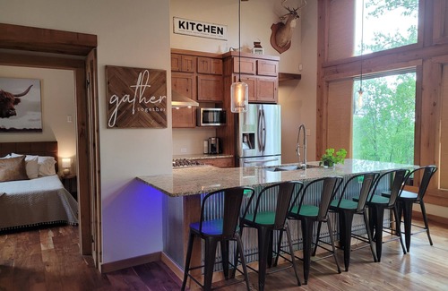 Equality Cabin | THE VIEWS! Minutes from Garden of the Gods, Shawnee with Highland cows & a pool!