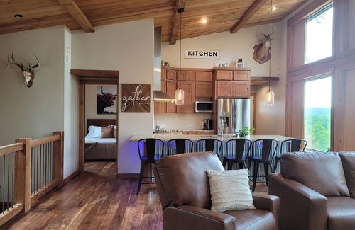 Equality Cabin | THE VIEWS! Minutes from Garden of the Gods, Shawnee with Highland cows & a pool!