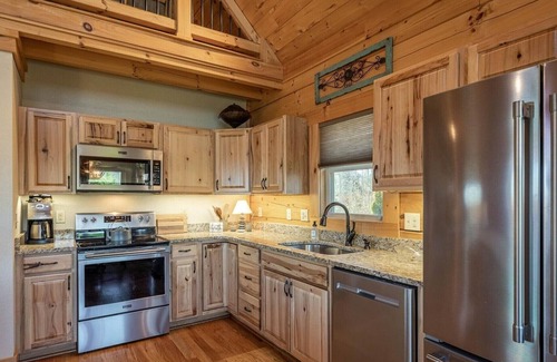 Vein Mountain Cabin | The Views of Towering Black Mountain Range Will Blow You Away!