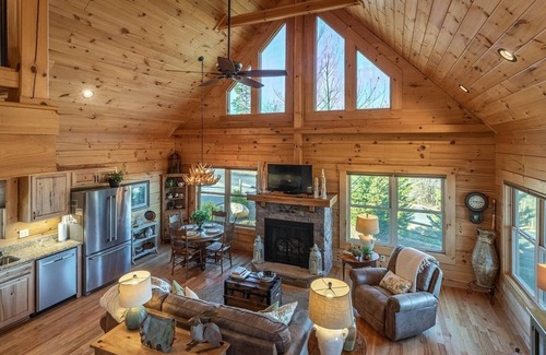 Vein Mountain Cabin | The Views of Towering Black Mountain Range Will Blow You Away!