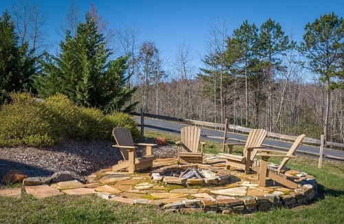 Vein Mountain Cabin | The Views of Towering Black Mountain Range Will Blow You Away!