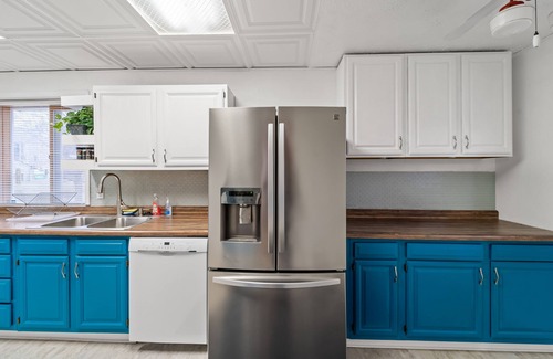 Des Moines House | The Vintage Haven. A cozy home 5 mins from Downtown Des Moines. Pet-Friendly