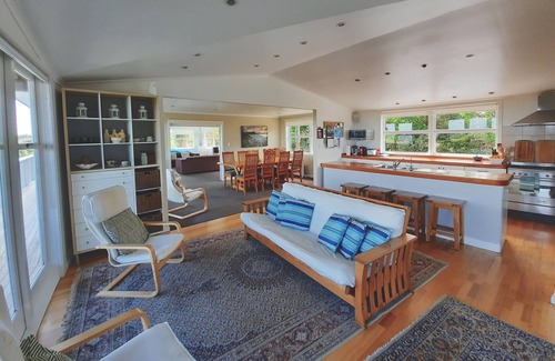 Waiheke Island Cabin | The Waiheke Lodge - Comfort for 24