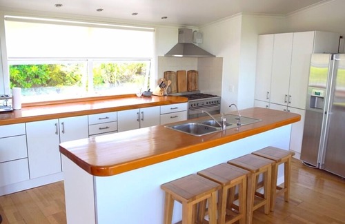 Waiheke Island Cabin | The Waiheke Lodge - Comfort for 24