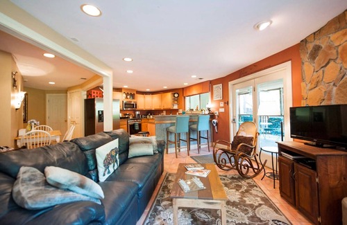 Pendleton House | THE WATERFALL WALKOUT & HILLTOP RETREAT, SLEEPS 10+, 4BR*2BA