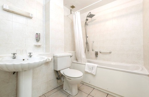 Ogbourne St George Hotel | The Well guesthouse