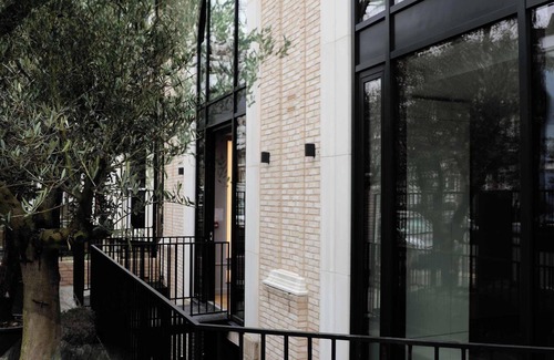 Shepherd's Bush Apartment | The Westlight: Bright LG Studio in White City