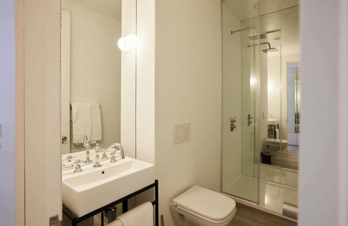 Shepherd's Bush Apartment | The Westlight: Bright LG Studio in White City