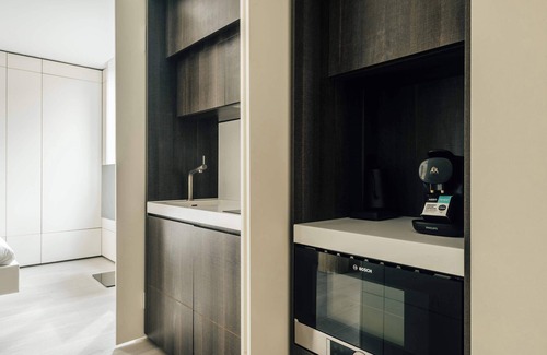 Shepherd's Bush Apartment | The Westway: Contemporary Studio in White City