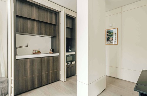 Shepherd's Bush Apartment | The Westway: Contemporary Studio in White City