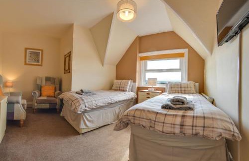 Whitby Apartment | The Whitby Prospect, large apartment with stunning views, 2 mins from beach