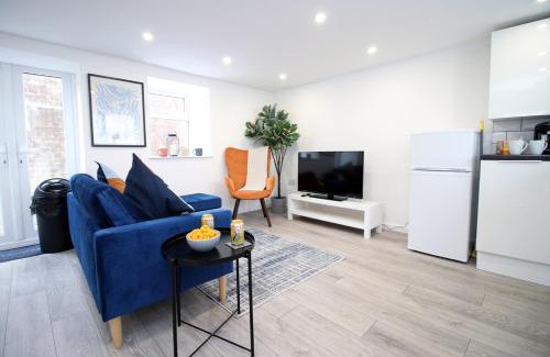 Hirwaun House | The White House by Tŷ SA - Zip World & Bike Park