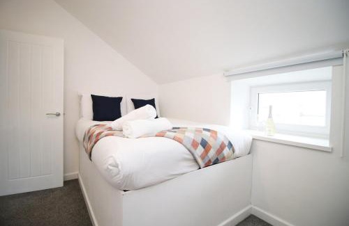 Hirwaun House | The White House by Tŷ SA - Zip World & Bike Park