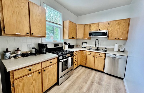 Champaign House | The White House - Close to campus + downtown - lots of room for everyone