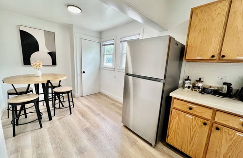 Champaign House | The White House - Close to campus + downtown - lots of room for everyone