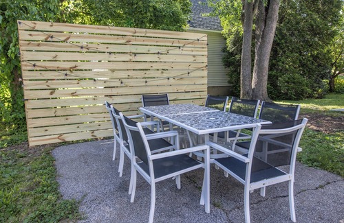 Champaign House | The White House - Close to campus + downtown - lots of room for everyone