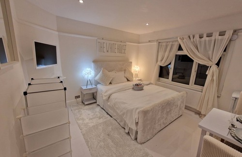 Cheshunt House | The White house