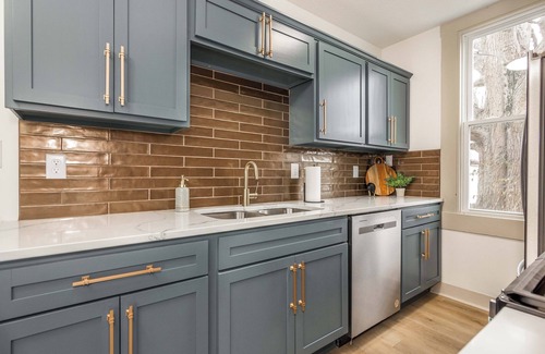 New Albany House | The White House on Oak - Minutes from Louisville