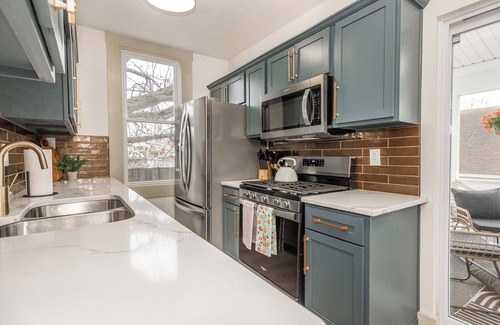 New Albany House | The White House on Oak - Minutes from Louisville