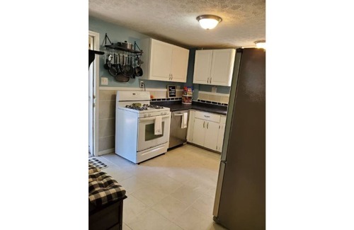 Akron House | The White House w/Hot Tub Portage Lakes Fenced Yard Pet-Friendly!