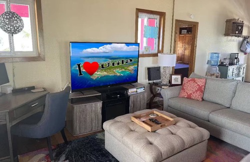 Isla de Utila House | The Whole Hibiscus - Pool & Ocean Front!