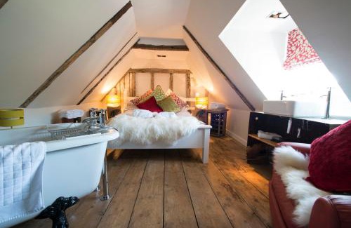 Wavehorne Hotel | The Woolpack Inn