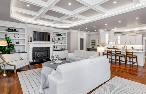 Earlewood House | The Wren | 2 BR 2.5 BA | Newly Renovated w/Hot Tub