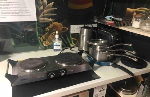 Folkingham Apartment | The Writer's Studio (stylish garden guesthouse)