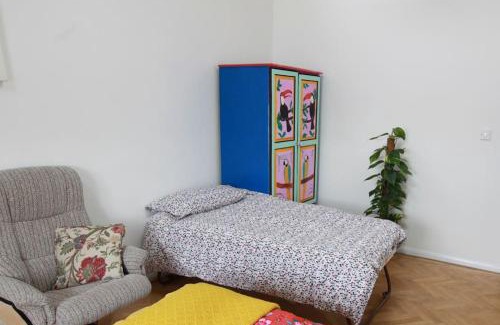 Folkingham Apartment | The Writer's Studio (stylish garden guesthouse)