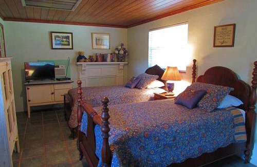 Cross Creek Hotel | The Yearling Cabins