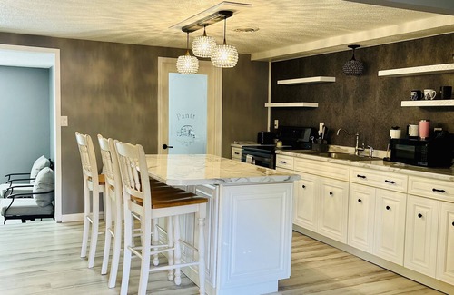 Piedmont House | The Yellow House at Bluffview~ 1/2 mile from the lake