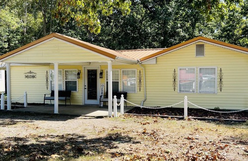 Piedmont House | The Yellow House at Bluffview~ 1/2 mile from the lake