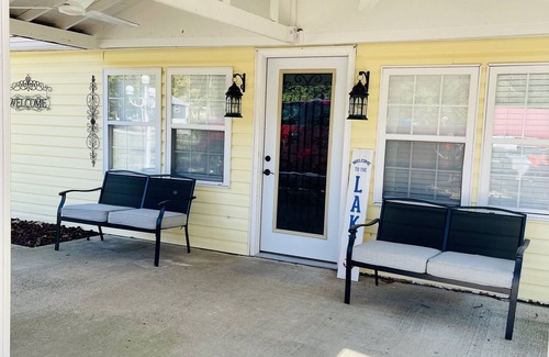 Piedmont House | The Yellow House at Bluffview~ 1/2 mile from the lake