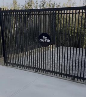 Srinagar House | The Zoey Villa, with Central Heating, Bonfire, BBQ & Complimentary Breakfast