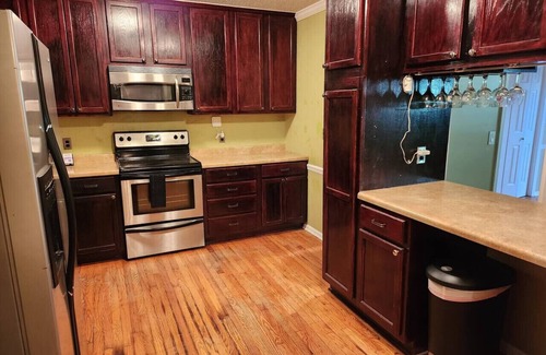 Jamestown House | Theater, heated pool/hot tub near HPU/Market