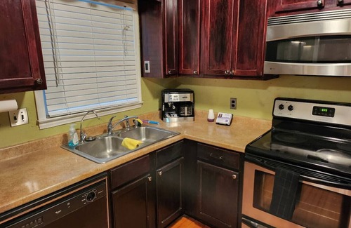 Jamestown House | Theater, heated pool/hot tub near HPU/Market