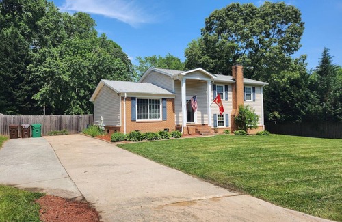 Jamestown House | Theater, heated pool/hot tub near HPU/Market