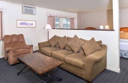 Solvang Hotel | Theaterfest Lodging! 2 Comfortable Units, Pool, Parking, Continental Breakfast!