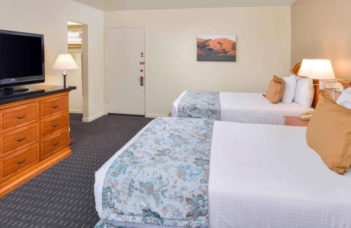 Solvang Hotel | Theaterfest Lodging! 2 Comfortable Units, Pool, Parking, Continental Breakfast!