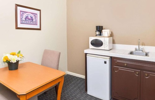 Solvang Hotel | Theaterfest Lodging! 2 Comfortable Units, Pool, Parking, Continental Breakfast!