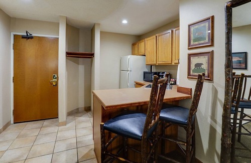 Peoria Hotel | Theme Suite w Kitchenette & Dry Bar! Stoney Creek Peoria | 2 Units